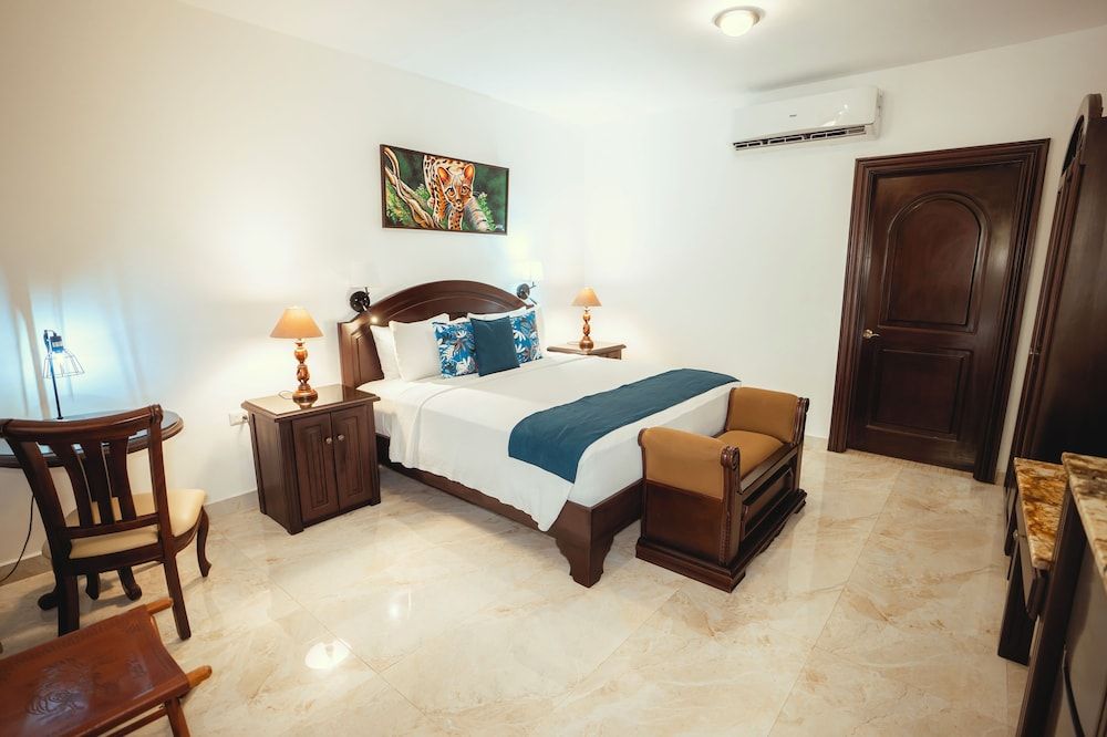 Paradise Hot Springs Thermal Resort Deluxe Double Room, 1 King Bed 2