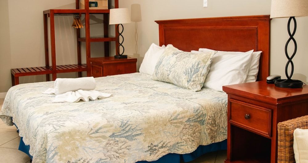 The Hideaway Hotel Deluxe King Room 4