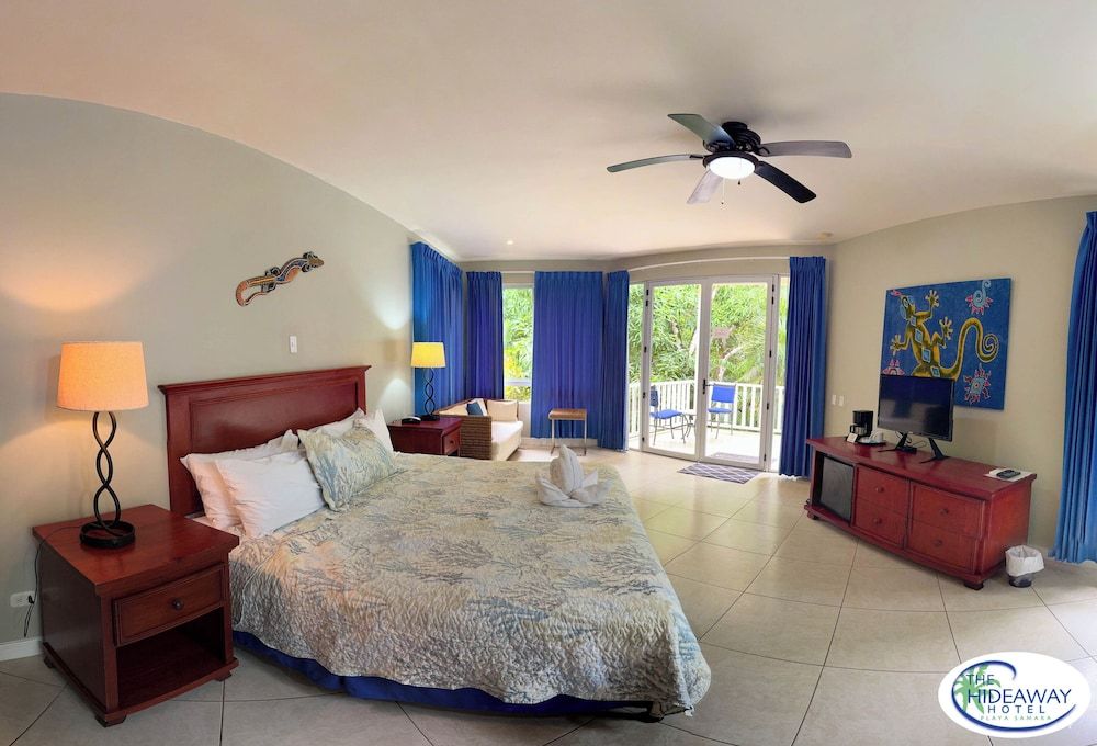 The Hideaway Hotel Deluxe King Room 6