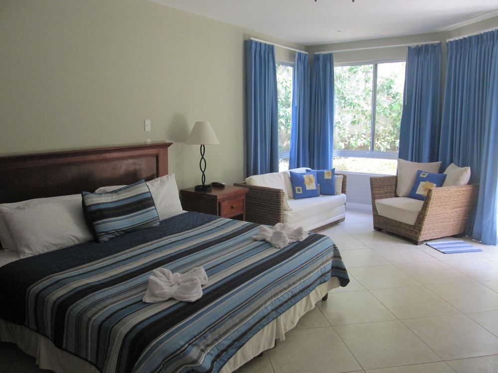 The Hideaway Hotel Deluxe King Room 2