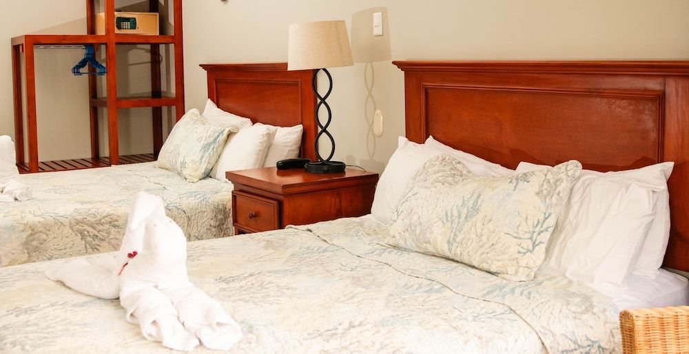 The Hideaway Hotel Deluxe Room, 2 Queen Beds 4