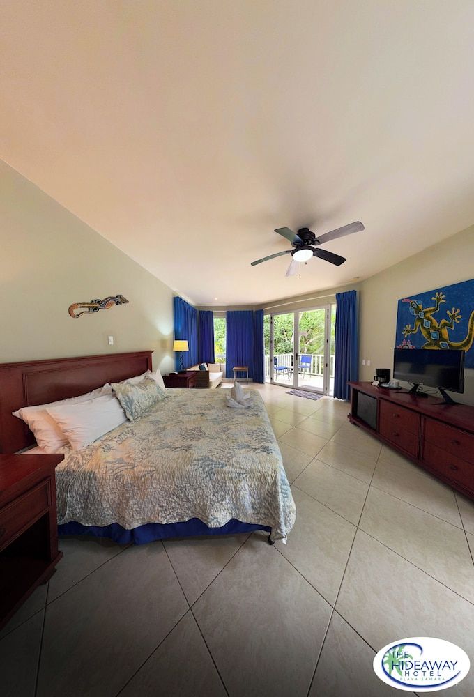 The Hideaway Hotel Deluxe King Room 11