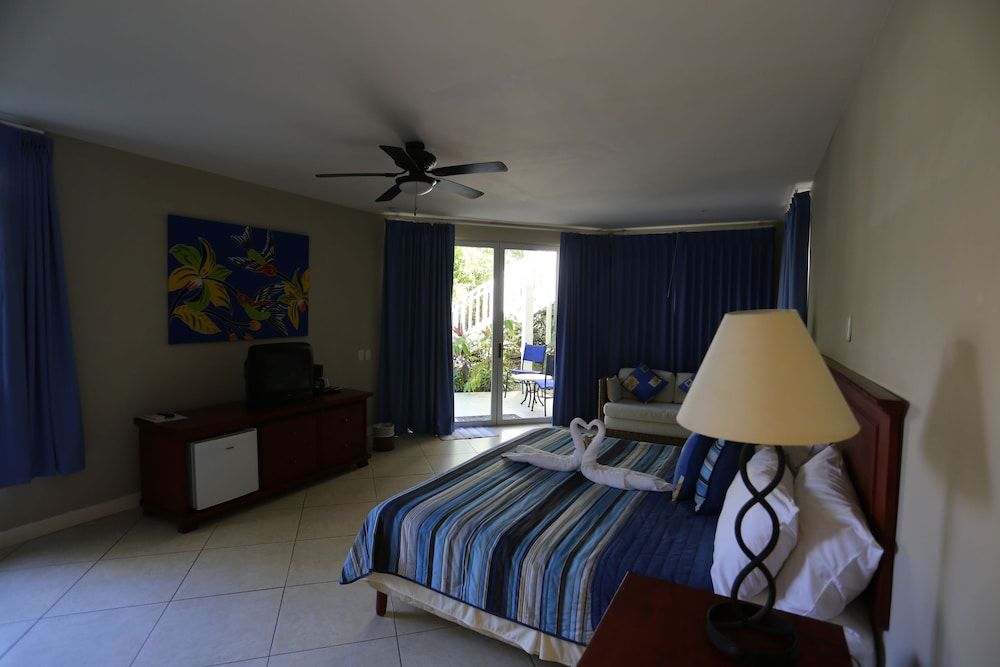 The Hideaway Hotel Deluxe King Room 3