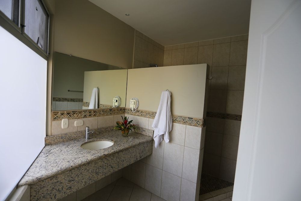 The Hideaway Hotel Deluxe Room, 2 Queen Beds 18