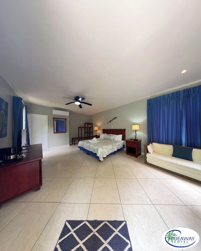 The Hideaway Hotel Deluxe King Room 10