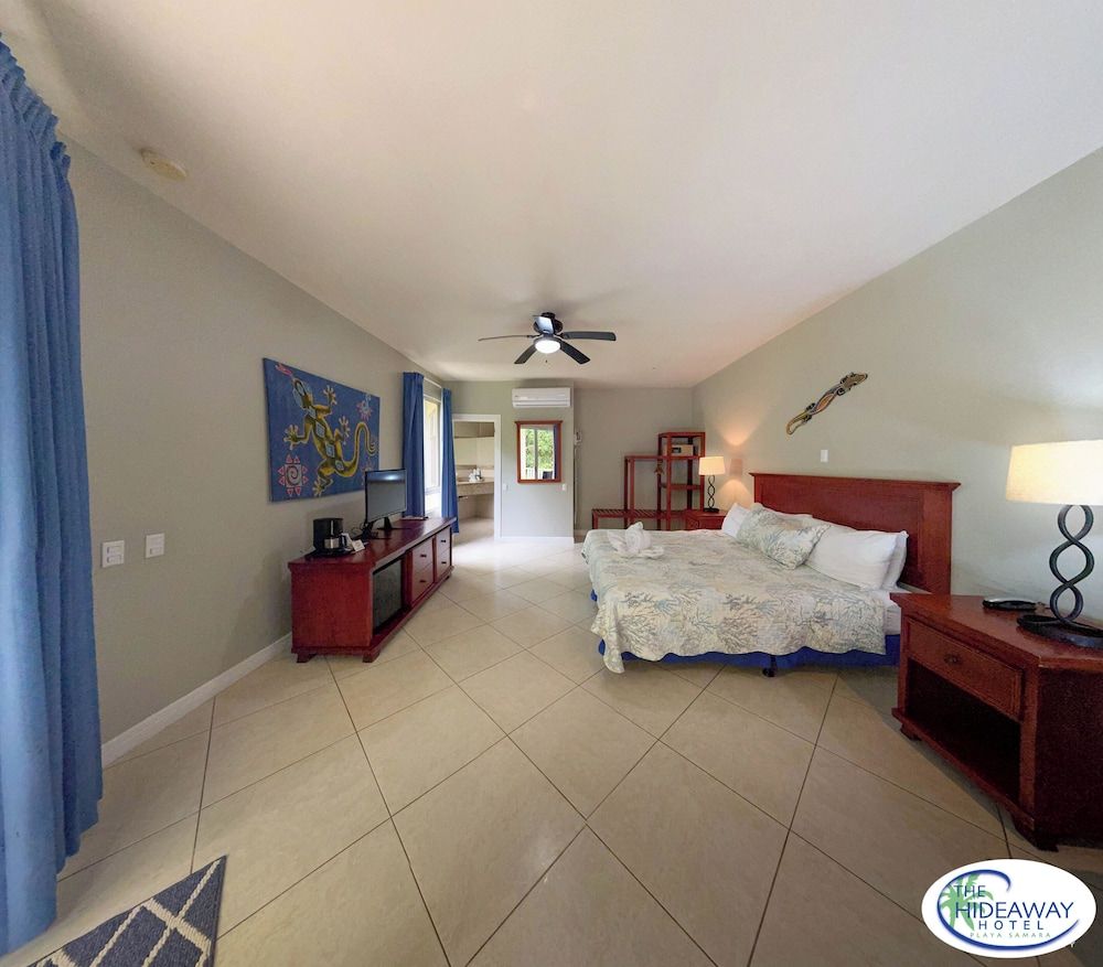 The Hideaway Hotel Deluxe King Room 12