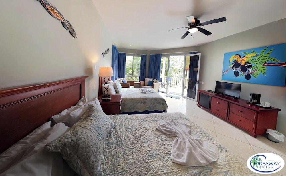 The Hideaway Hotel Deluxe Room, 2 Queen Beds 6