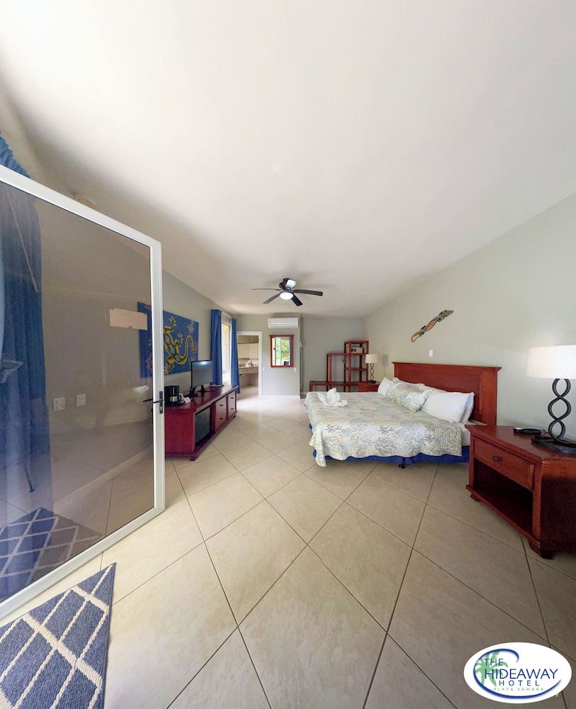 The Hideaway Hotel Deluxe King Room 5