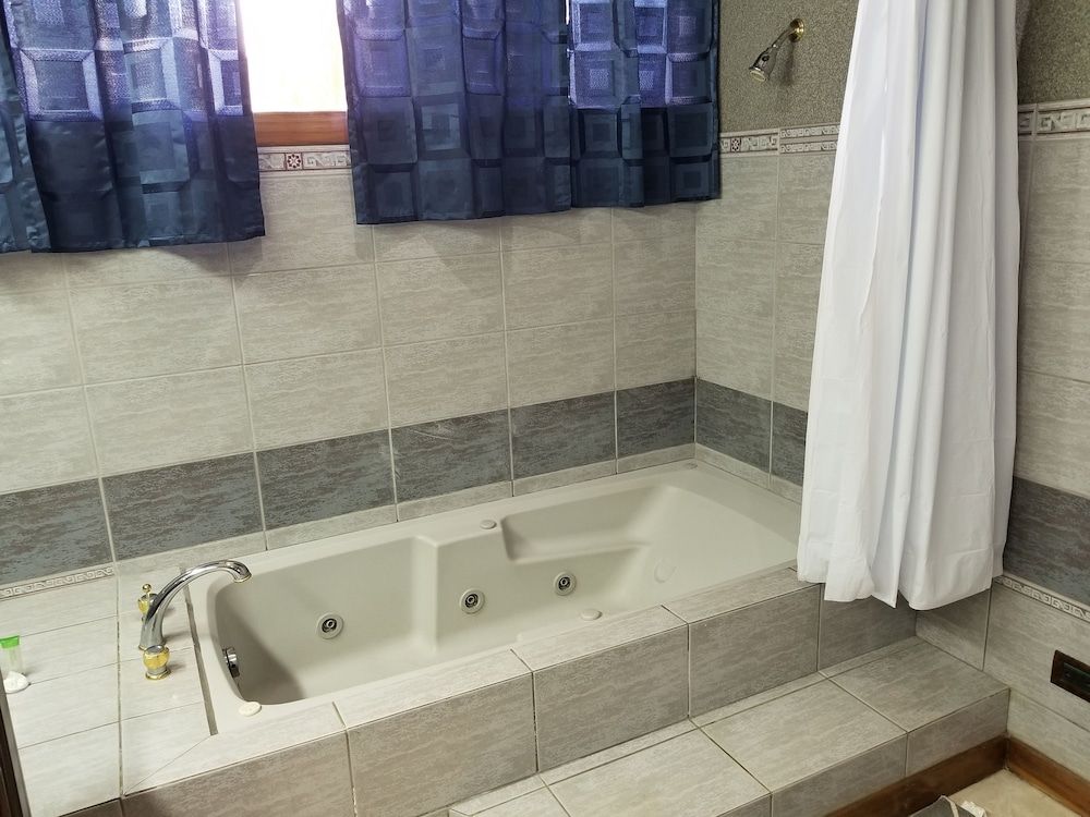 Hotel Monte Campana Escazu Luxury Villa, 2 Double Beds, Jetted Tub, Poolside 11