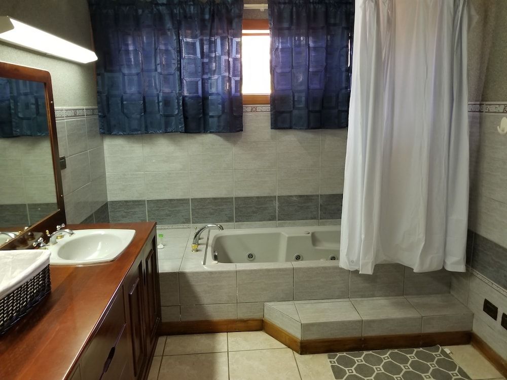 Hotel Monte Campana Escazu Luxury Villa, 2 Double Beds, Jetted Tub, Poolside 9