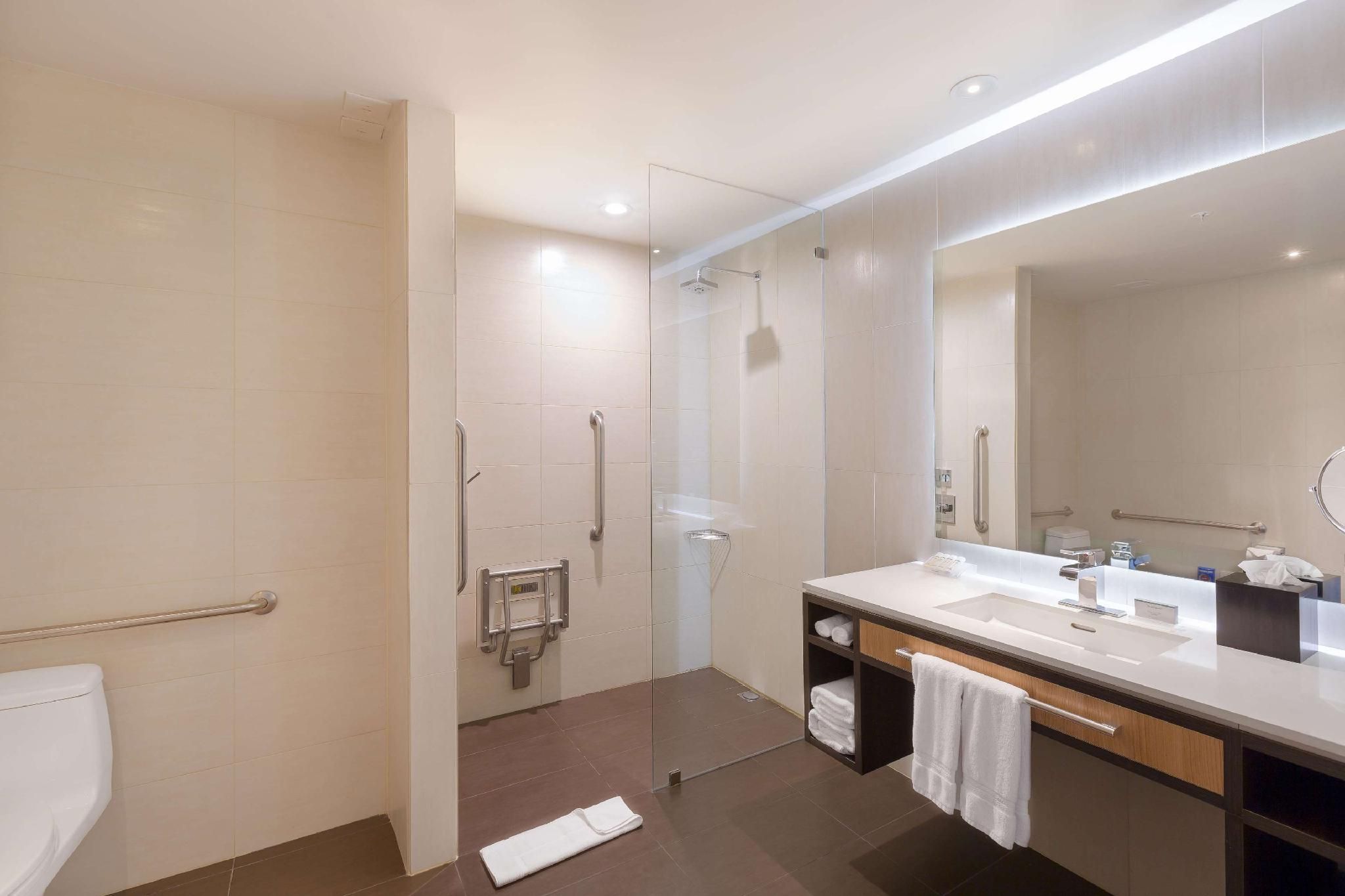 1 KING MOBILITY ACCESSIBLE W/ROLL IN SHOWER