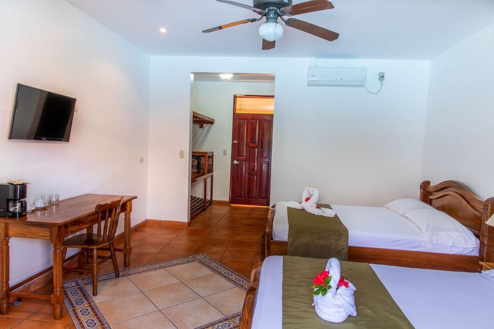 Hotel South Beach Deluxe Double Room, 2 Queen Beds, Partial Ocean View, Poolside 2