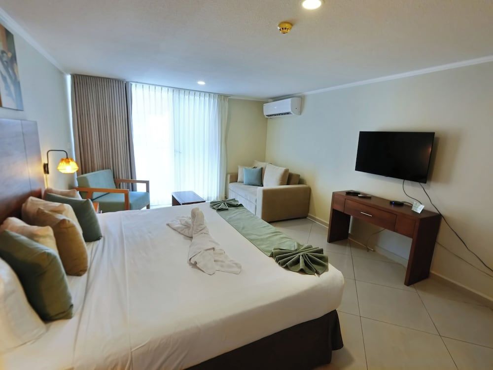 Majestic City Suites & Beach Hotel Signature Suite, 1 King Bed, Kitchenette 5