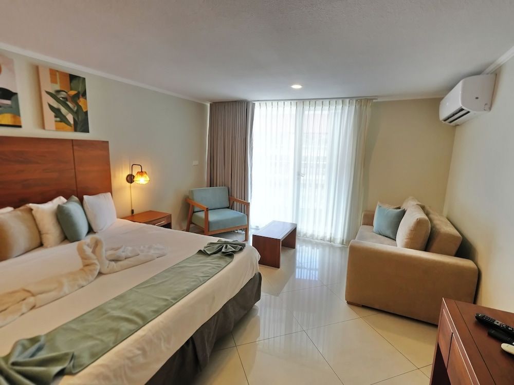Majestic City Suites & Beach Hotel Signature Suite, 1 King Bed, Kitchenette 6