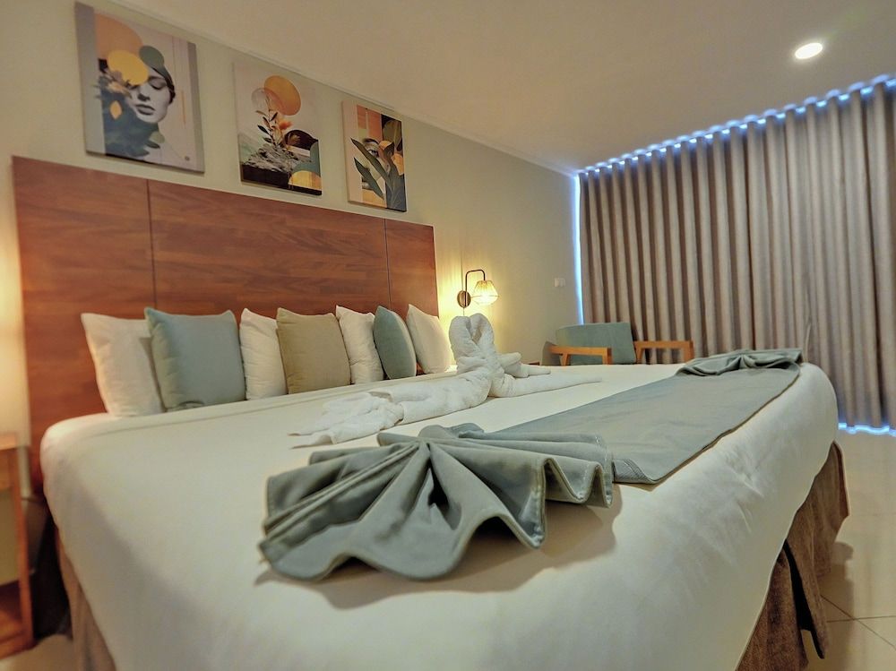 Majestic City Suites & Beach Hotel Signature Suite, 1 King Bed, Kitchenette 3