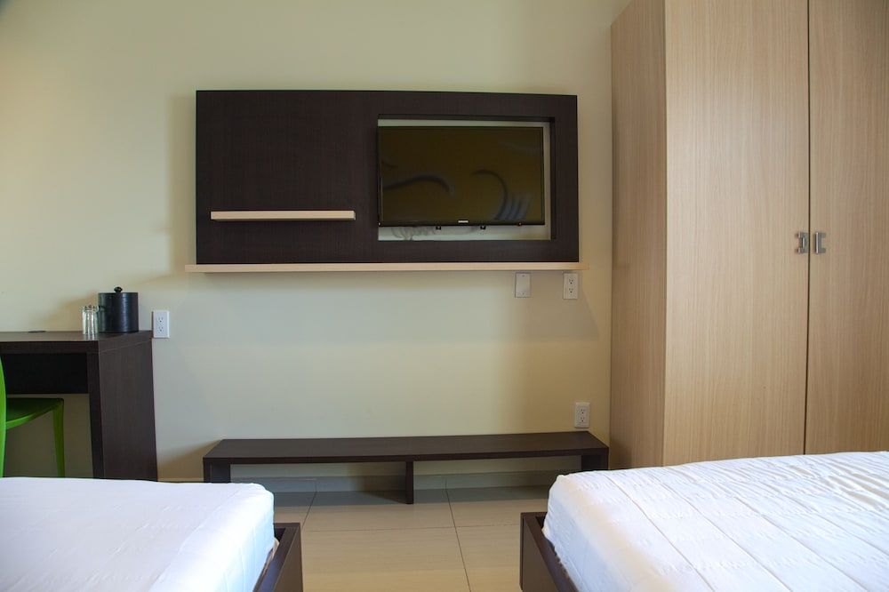 Curaçao Airport Hotel Deluxe Double Room, 2 Queen Beds, Balcony 2