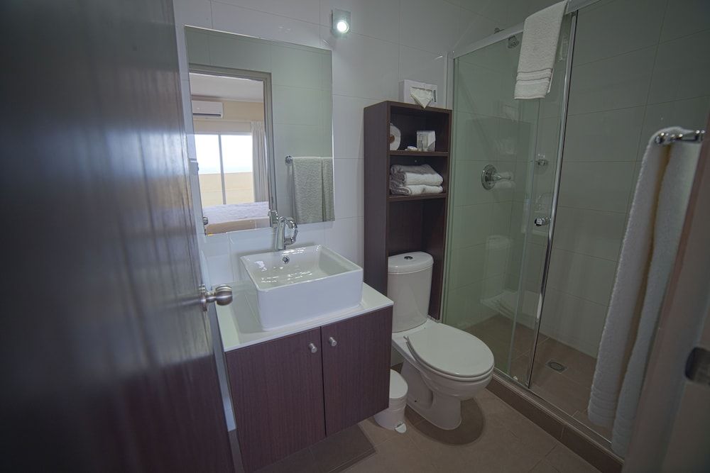 Curaçao Airport Hotel Double Room, 2 Queen Beds, No Windows 4