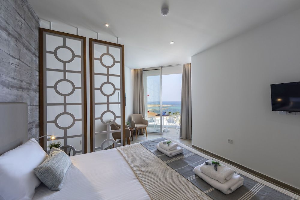 Leonardo Plaza Cypria Maris Beach Hotel & Spa Deluxe Room, Club Lounge Access, Partial Sea View 4