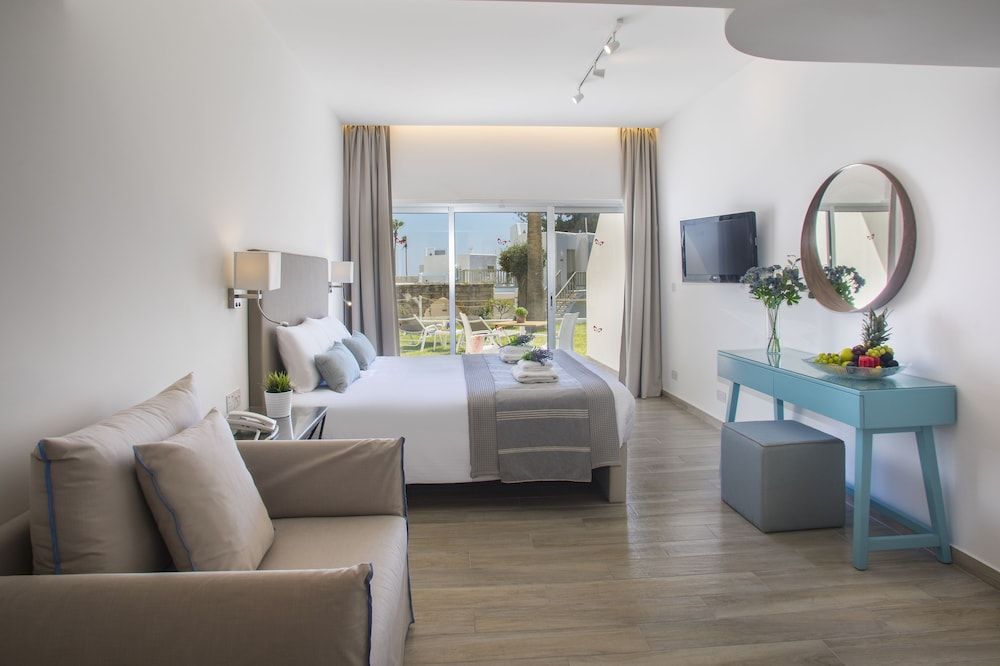 Swim Up Superior Room