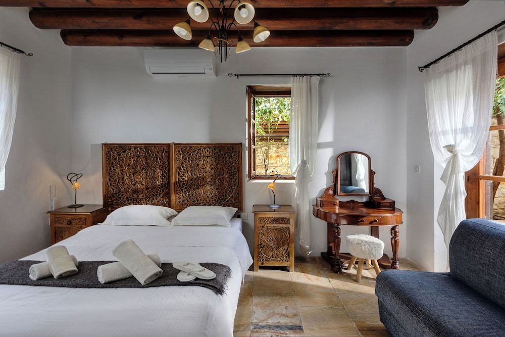 Oinoessa Traditional Boutique Houses Executive House, Fireplace, Courtyard Area (Eros House)