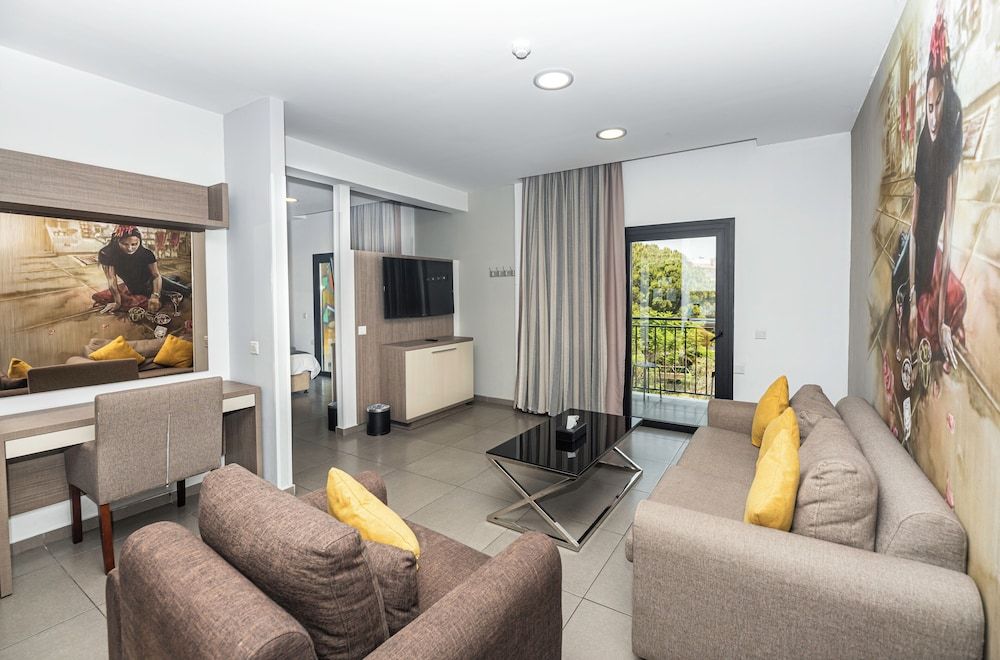 Rise Urban Art Hotel Senior Suite 10