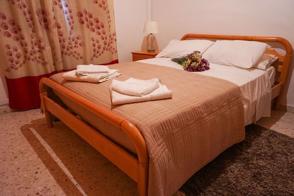 Traditional House, 2 Bedrooms (Marios)