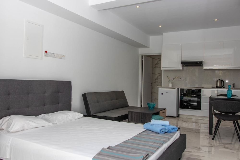 Signature Studio, 1 Queen Bed with Sofa bed (2)