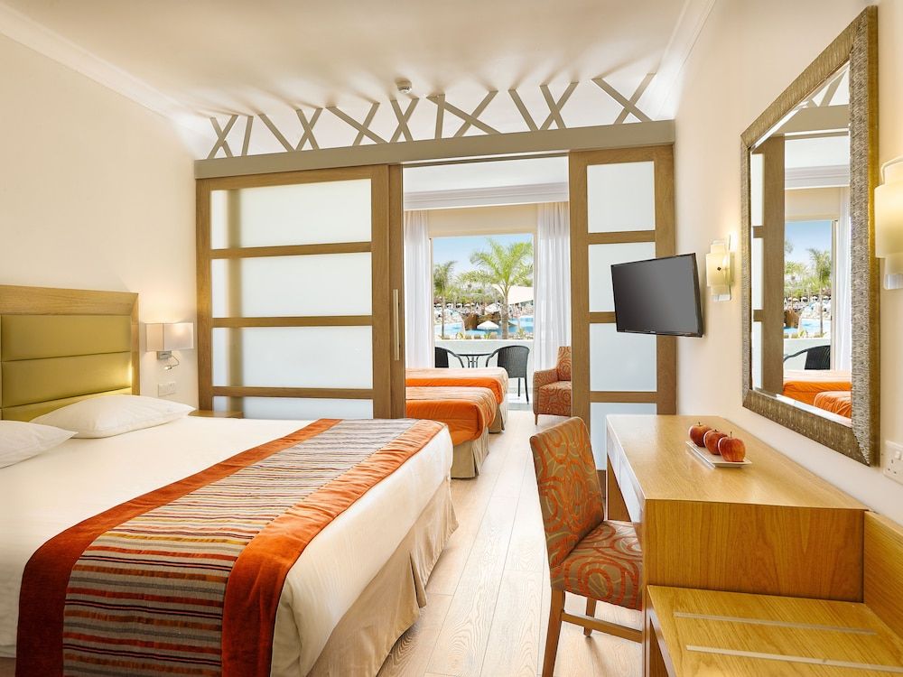 Family Suite, Pool View (Junior)