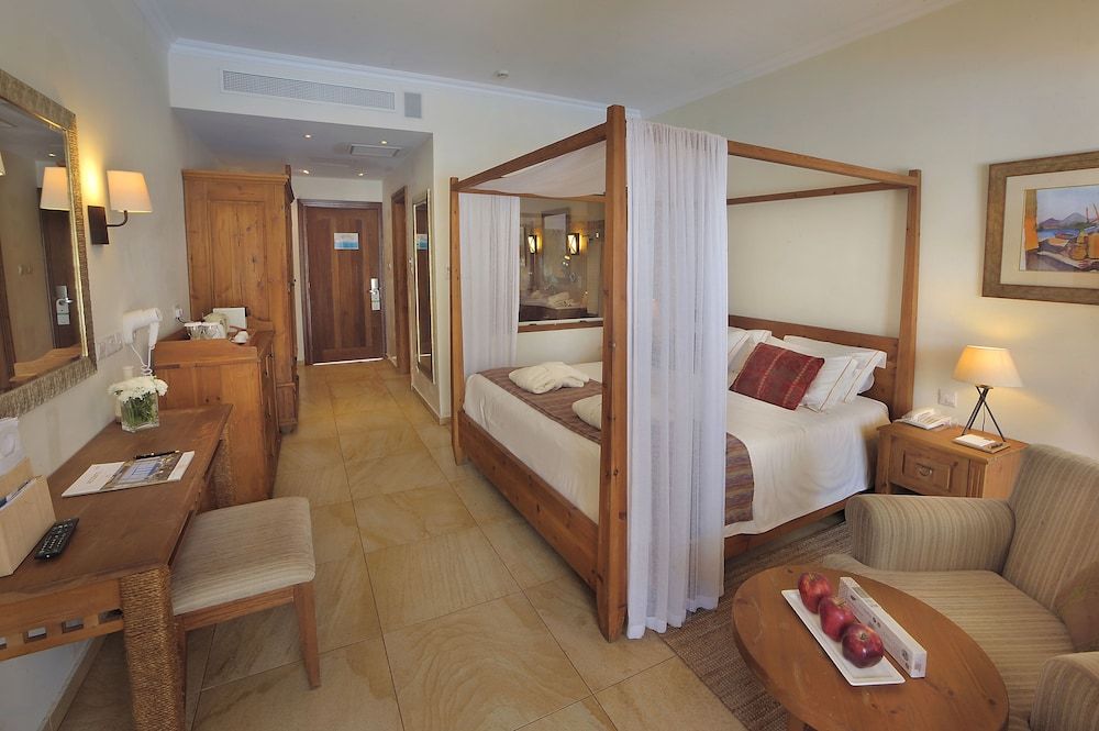 Junior Suite (Swim-up, Fisherman's)