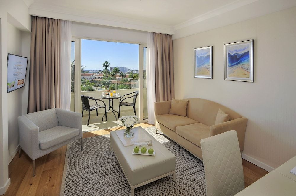 Junior Suite (Pool and Garden View)