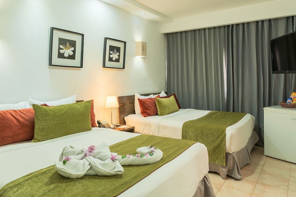 Double Room, 2 Queen Beds, Pool View