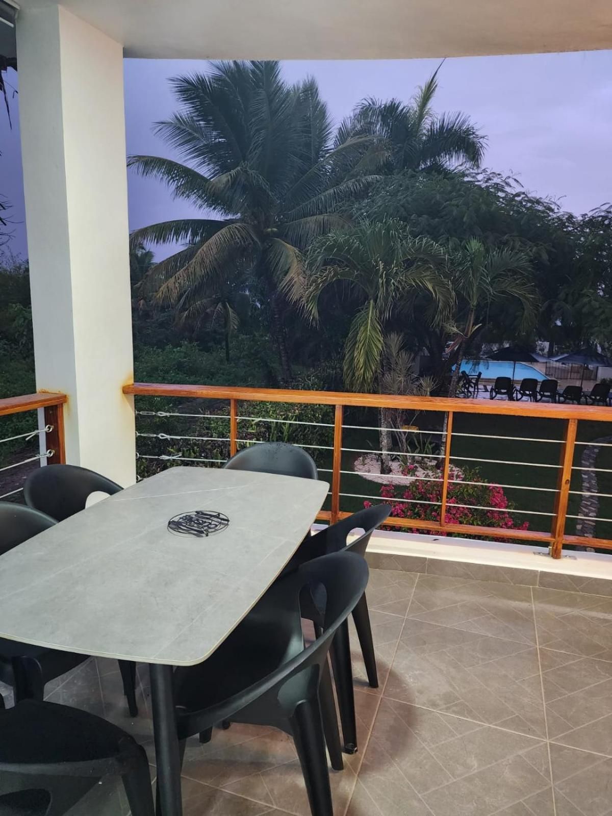 Apartment with Pool View