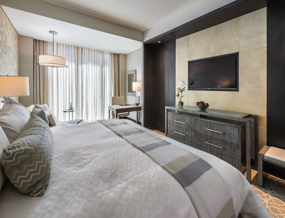 Classic Room, 1 King Bed, Pool View