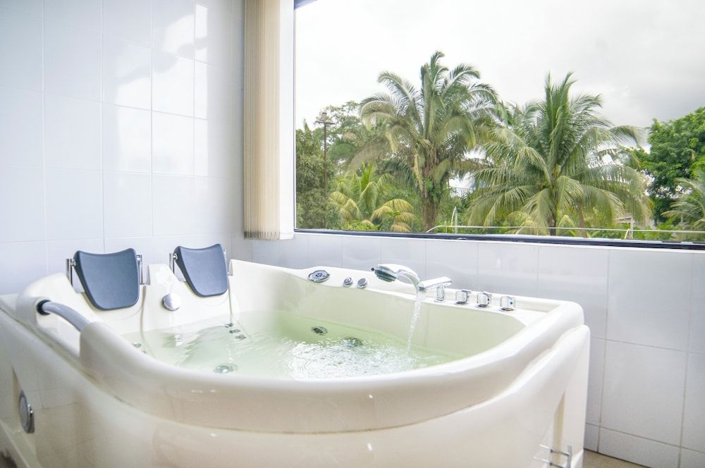 Gran Hotel de Lago - Lago Agrio Premium Suite, 1 King Bed 5