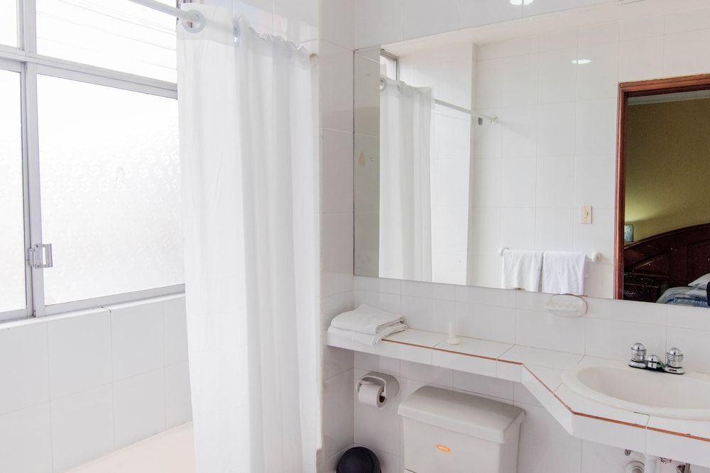 Grand Hotel Loja Twin Room 8