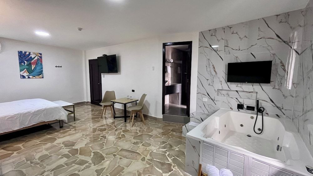 Hotel Varadero Internacional Suite, Jetted Tub 4