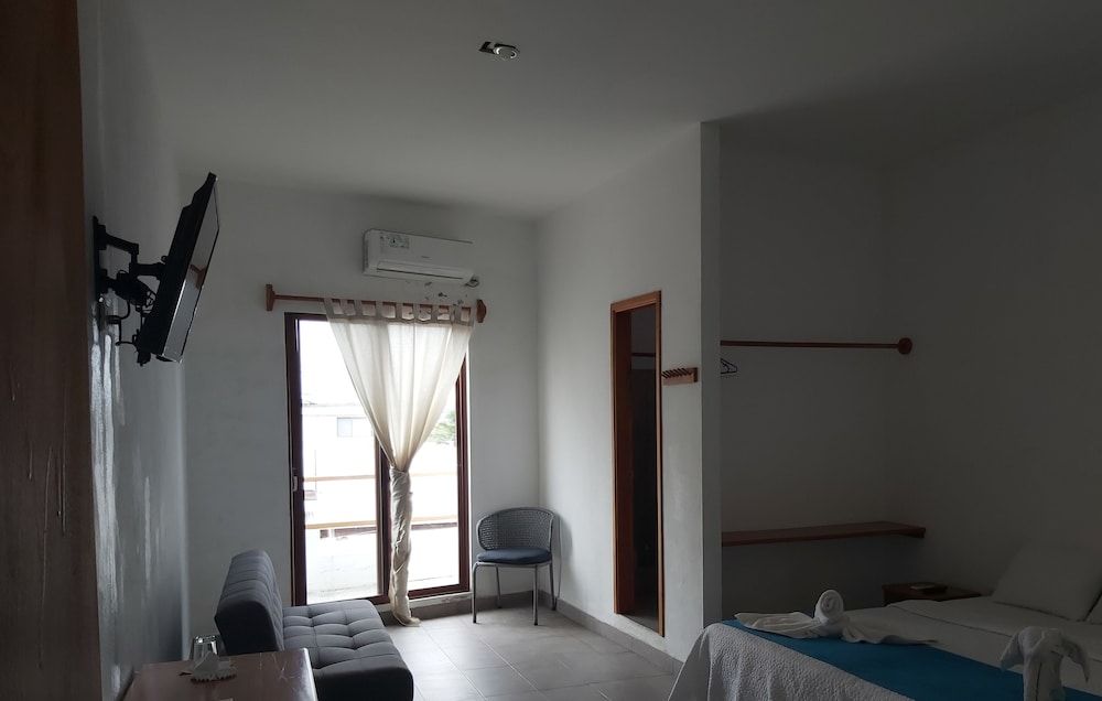 Galapagos Native Triple Room 10