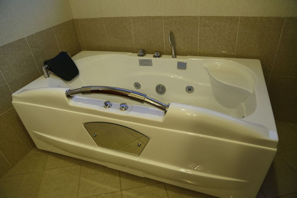 Deep Soaking Bathtub
