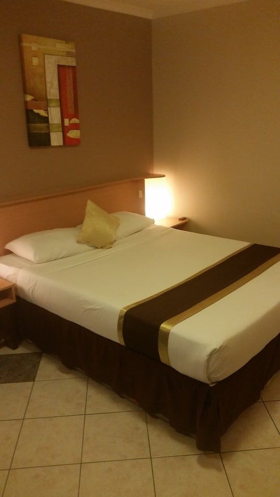 Peninsula International Hotel Deluxe Room 4