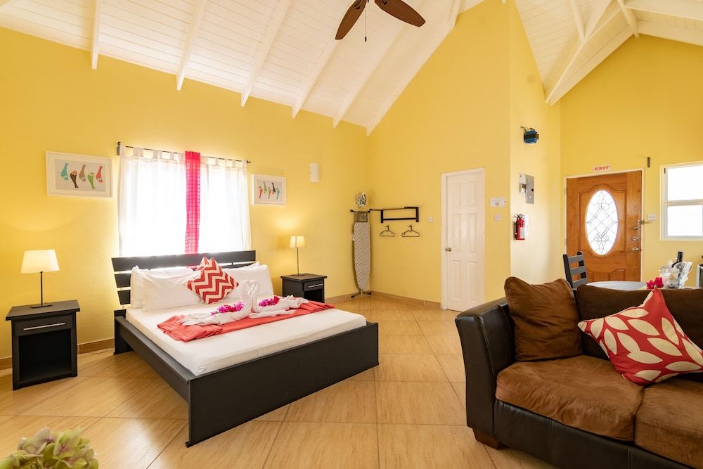 Luxury Studio, Queen, Pool View, Kitchen