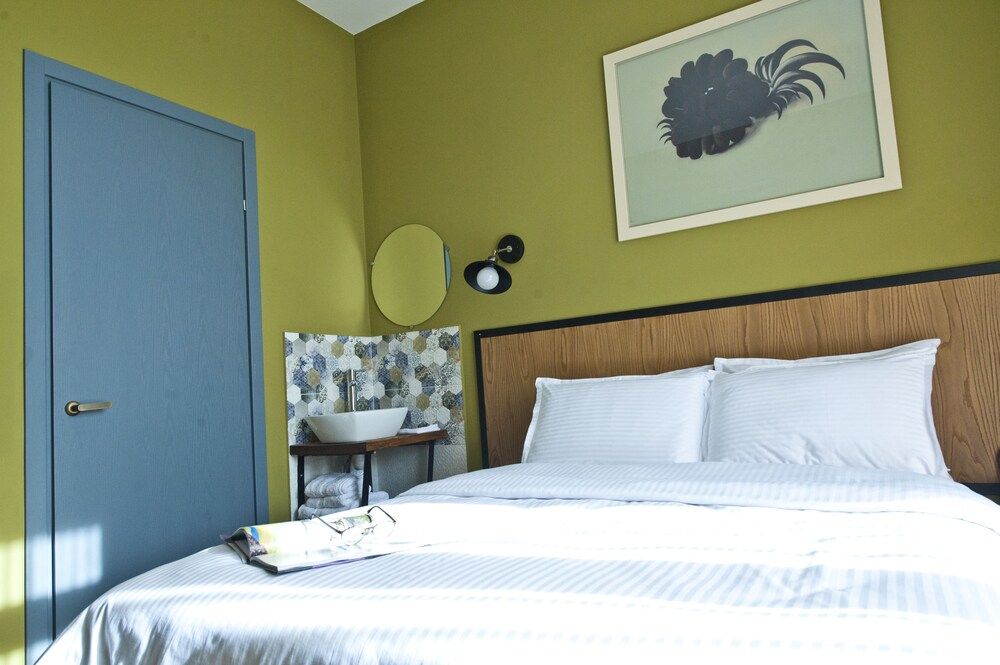 Hotel 27 Double Room, 1 Queen Bed 4