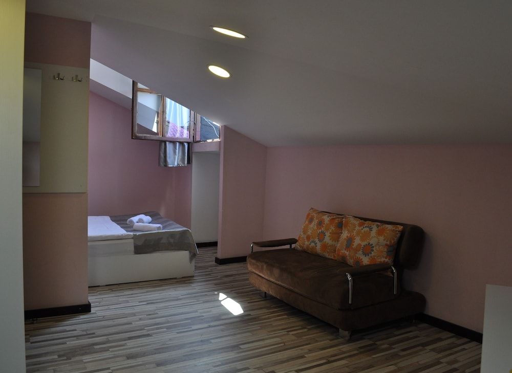 Tiflis Metekhi Hotel Standard Triple Room 2