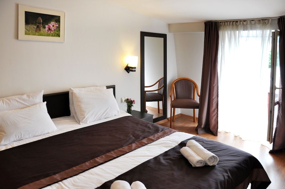 Hotel Corner Standard Double or Twin Room, Mountain View 2