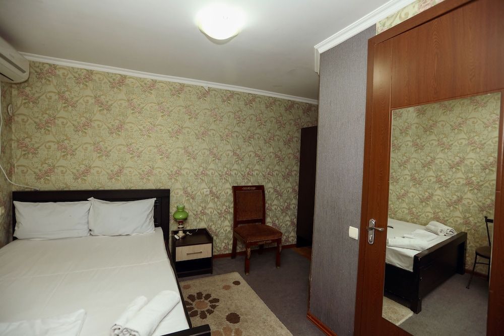 Hotel Isaka Economy Double Room