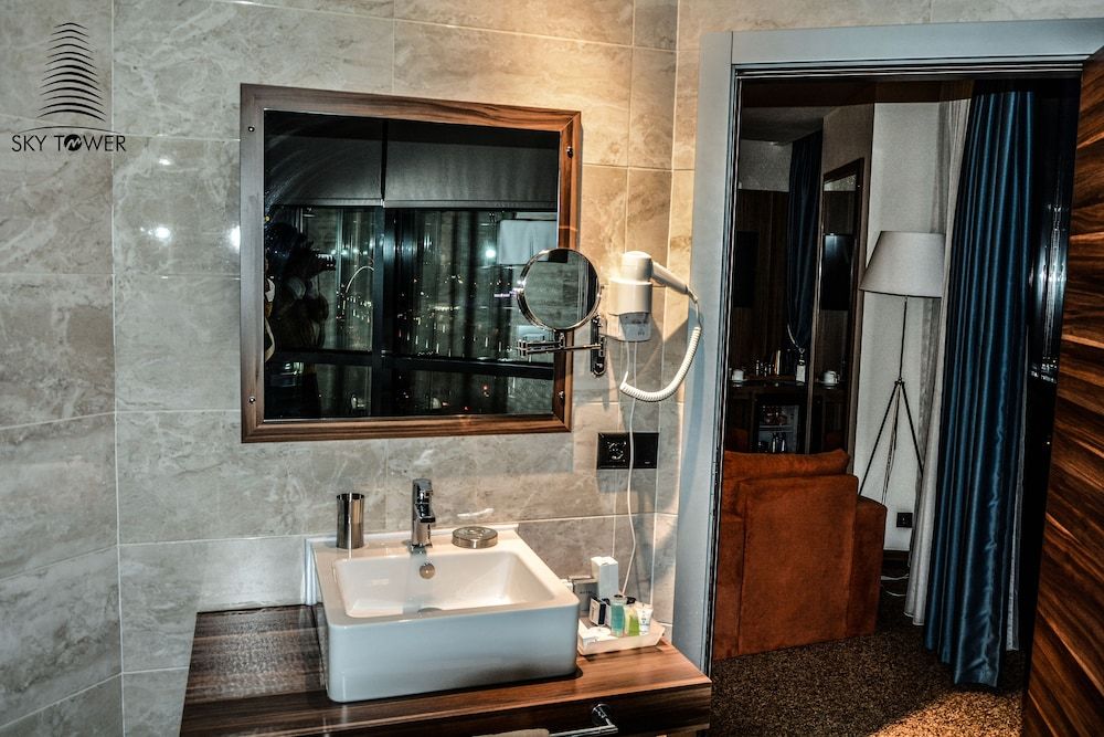 King Sky Tower Standard Twin Room, City View 9