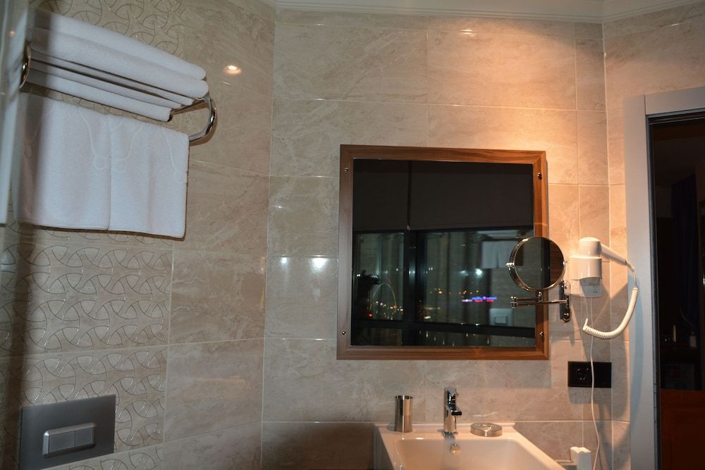 King Sky Tower Standard Twin Room, City View 8