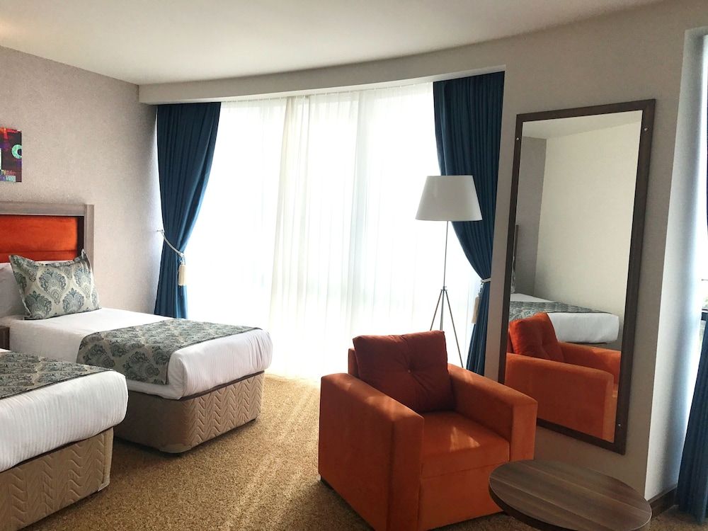 King Sky Tower Standard Twin Room, City View 3