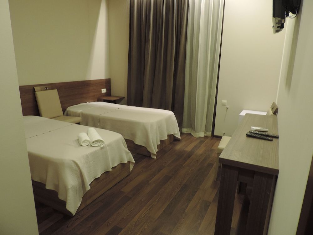 Basic Triple Room, Balcony, Mountain View