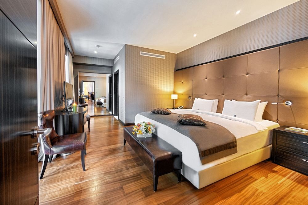 Junior Suite, 1 King Bed, River View