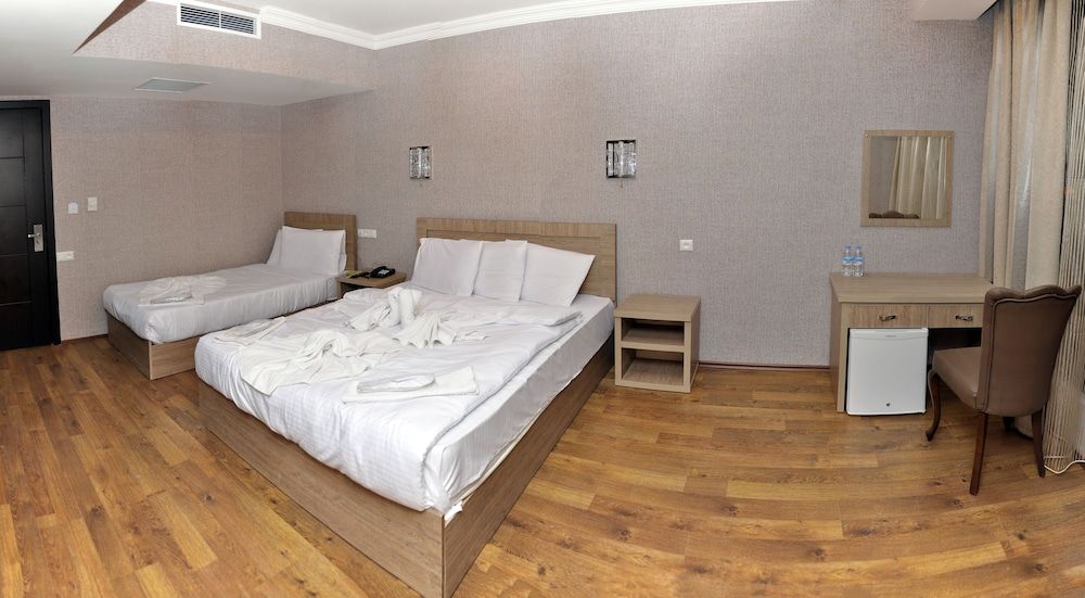 L Plaza Hotel Standard Triple Room 2